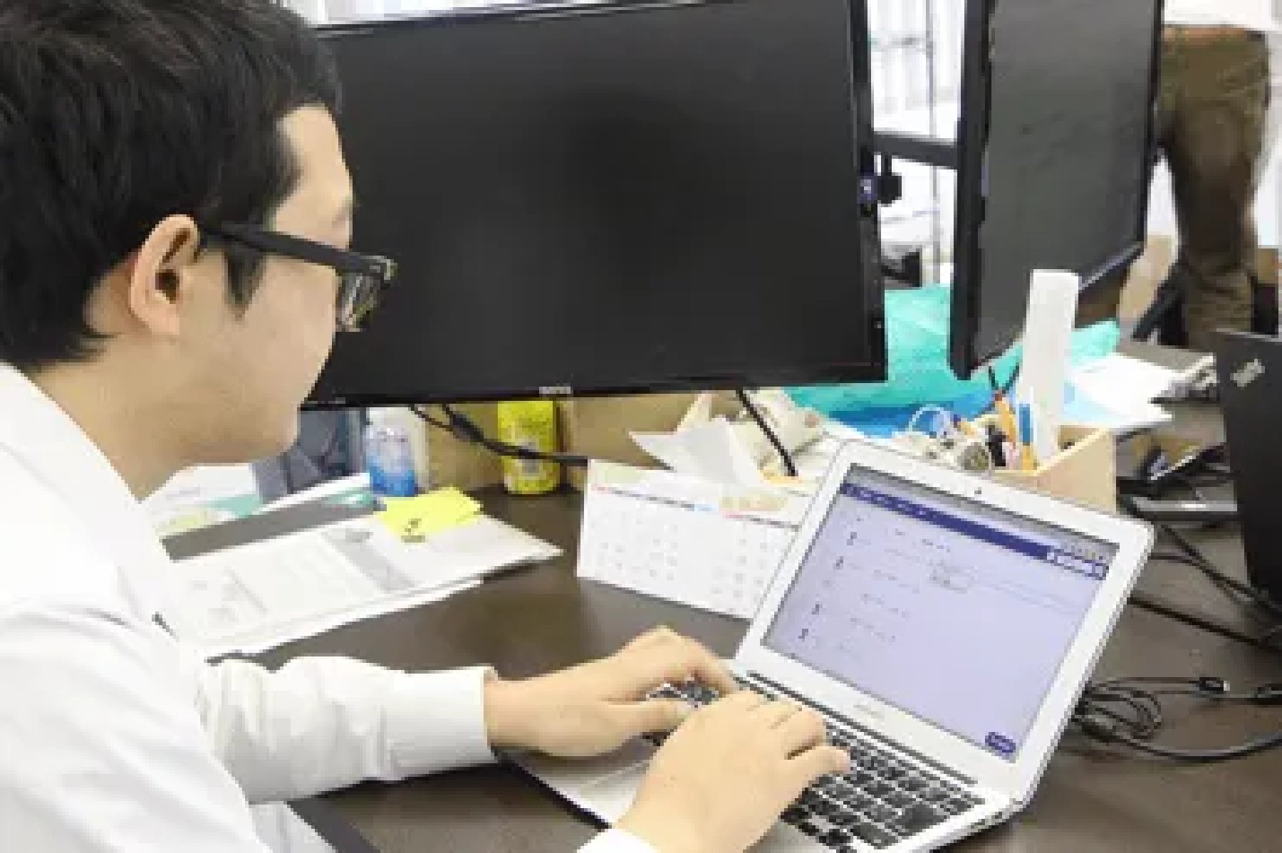 パソコンで電話業務を行うBearTailのスタッフ
