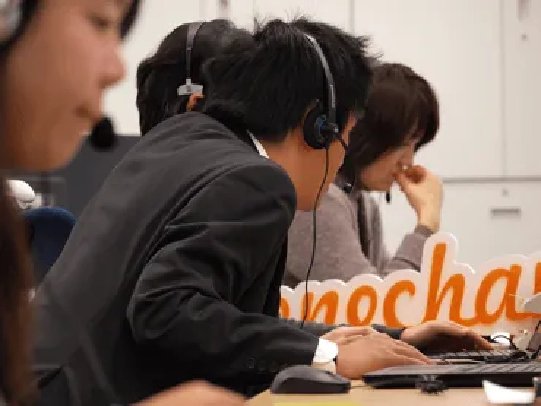 ヘッドセットを着けて電話対応をするスタッフ