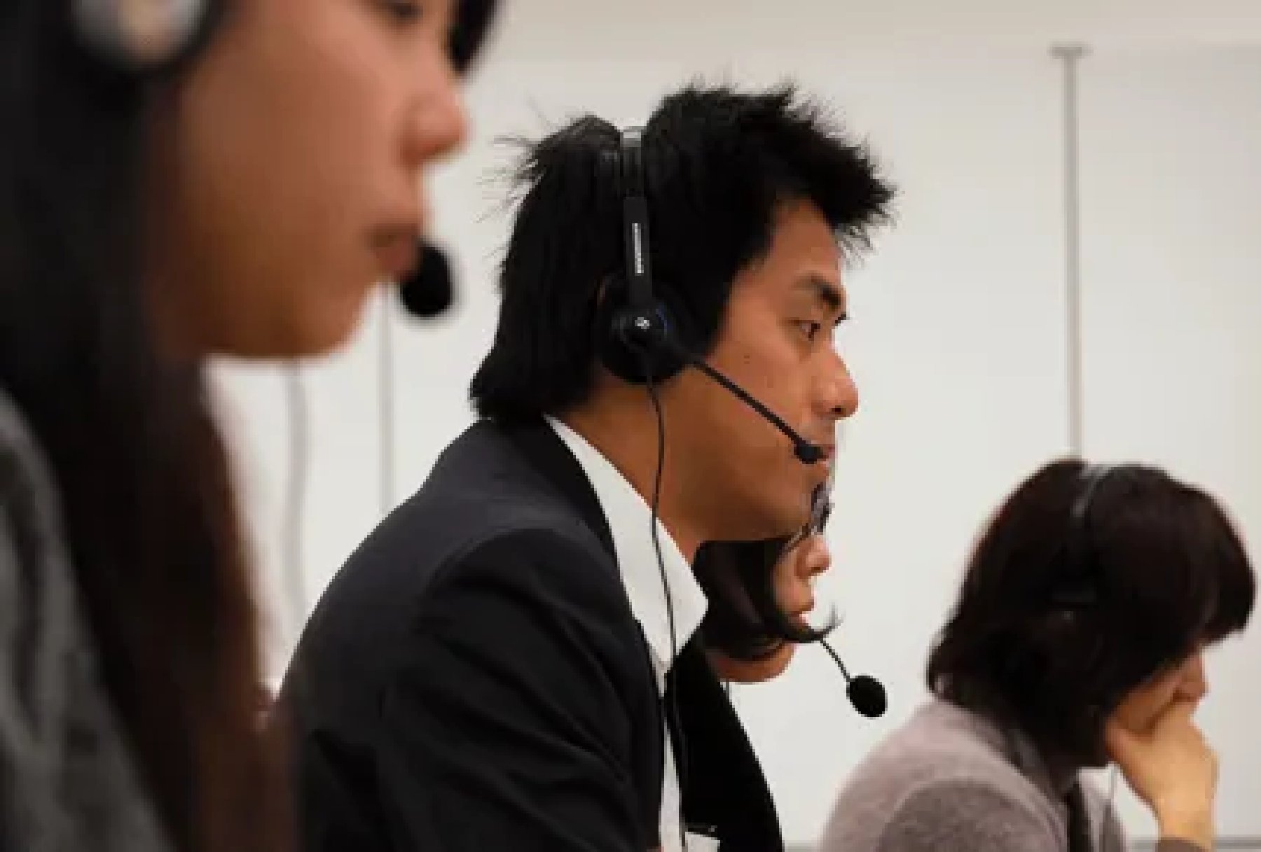 電話対応に取り組むエネチェンジのスタッフ