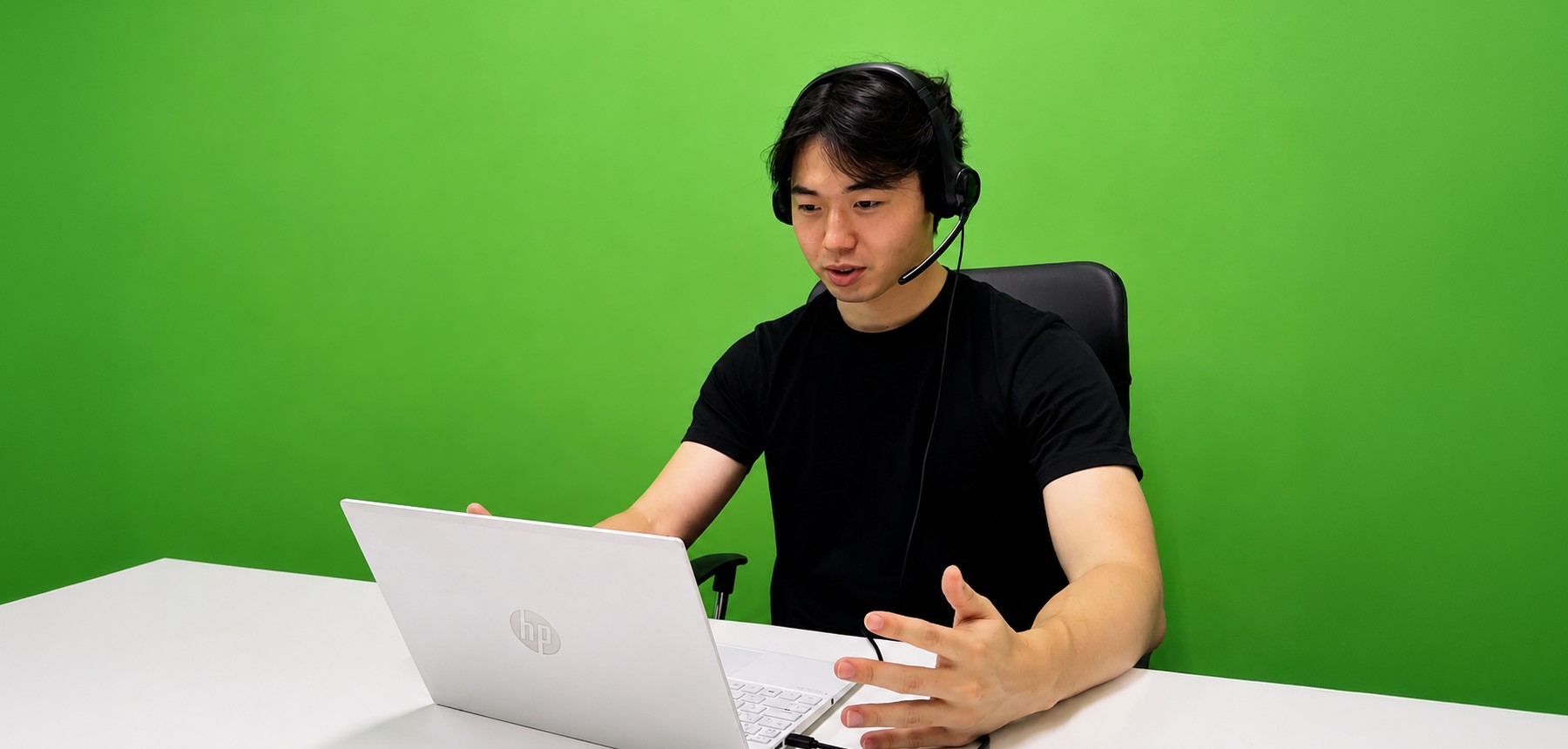ヘッドセットを着けて電話業務に取り組むスタッフ