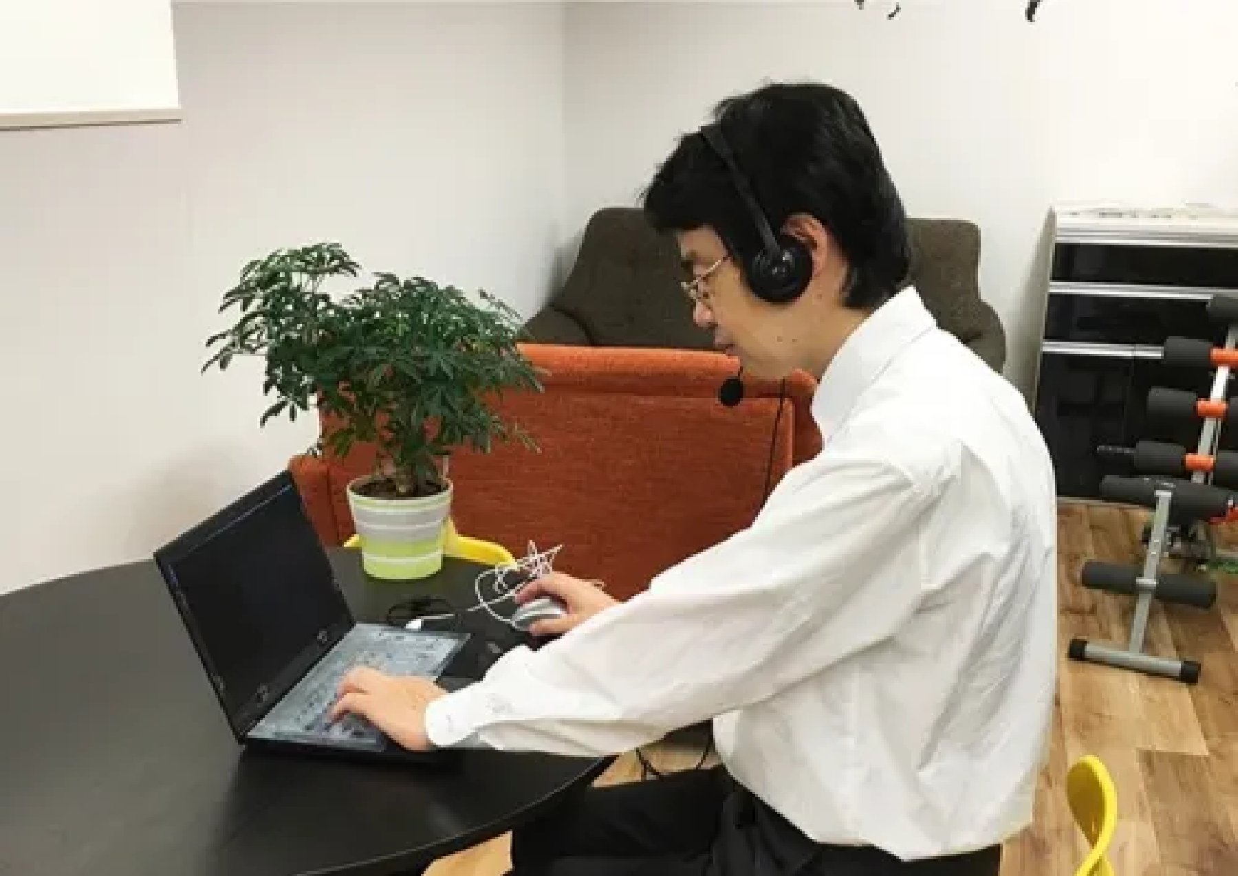 ノートパソコンで業務を行うNepulaの担当者