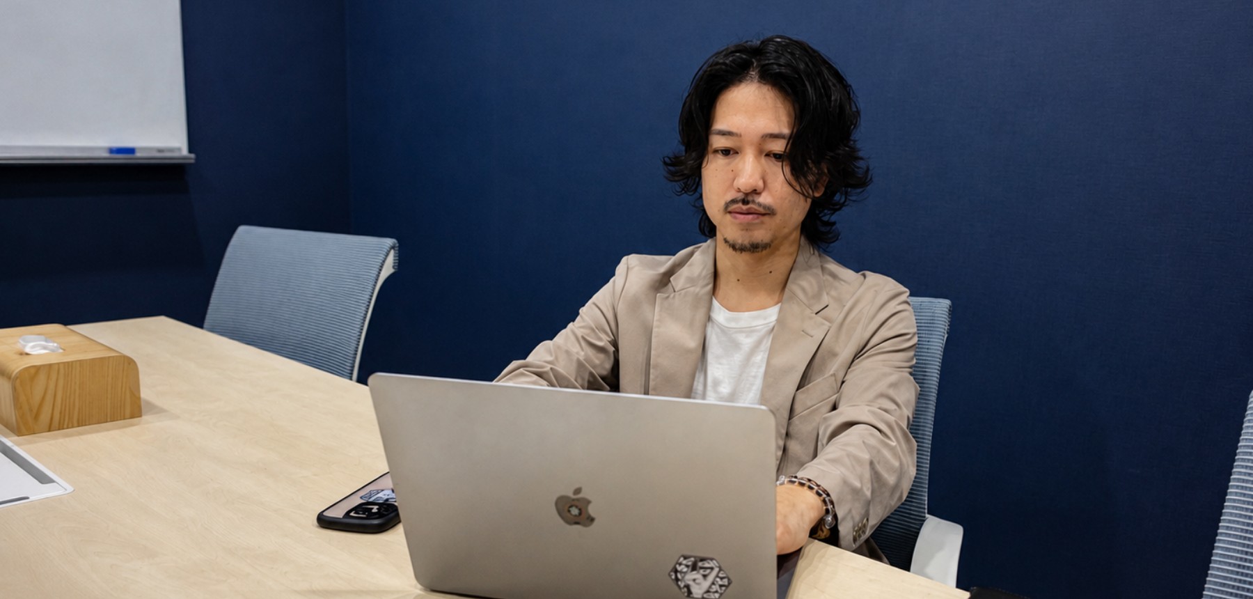 ノートパソコンを使って業務を行う柴木氏